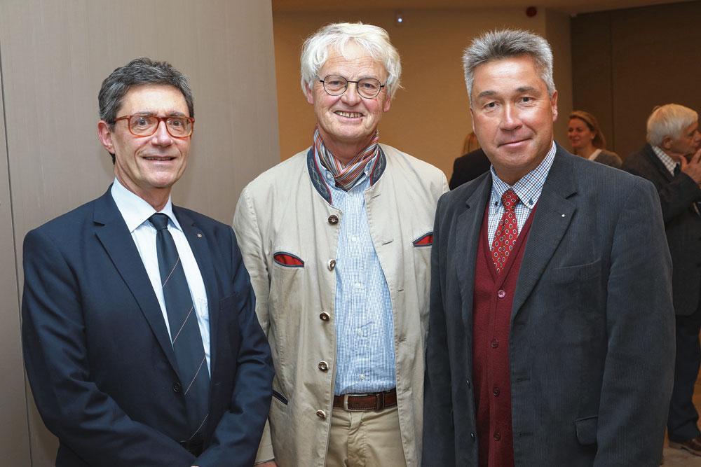 Alain Lesage, gérant de Novando, Bernard Carnoy, conférencier dans le domaine de l'énergie, et Alain Beele, coordinateur des relations économiques entre la Banque nationale et la Wallonie.