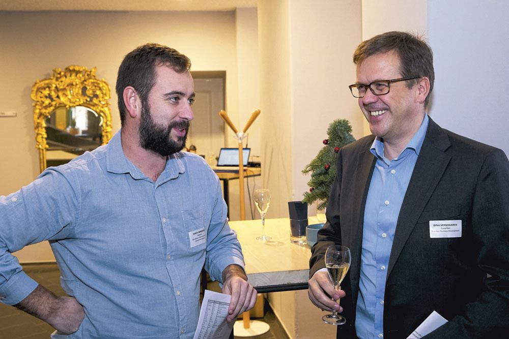 Frédéric Wintgens, coordinateur provincial au service création d'entreprise de l'IFAPME, converse avec Gilles Verschueren, business development director chez Eurofiber.