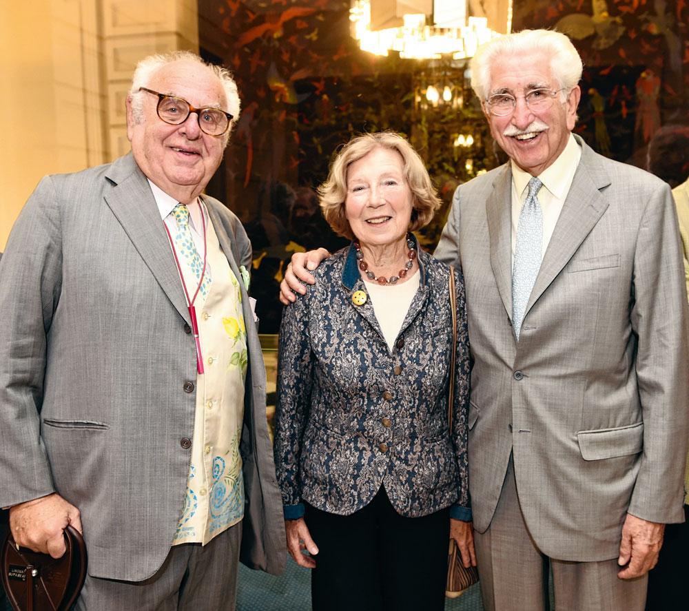 L'ancienne conservatrice du Musée d'Ixelles, Nicole d'Huart, entourée de deux membres fondateurs de l'ASBL Quartier des Arts : Mickey Boël et Daniel Janssen.