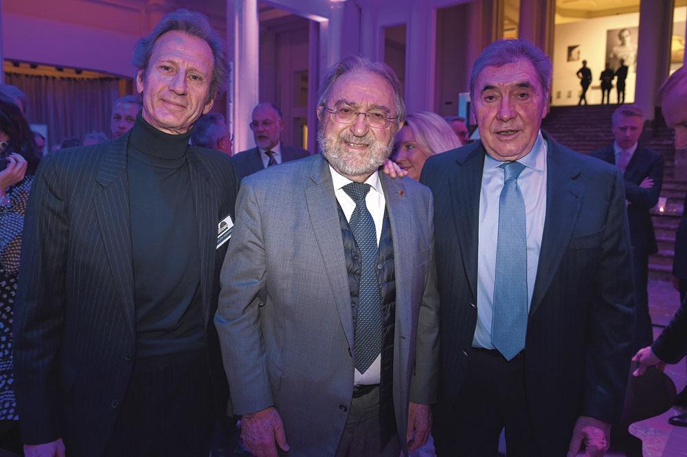 François Didisheim, organisateur des Lobby Awards, aux côtés d'Herman De Croo et Eddy Merckx.