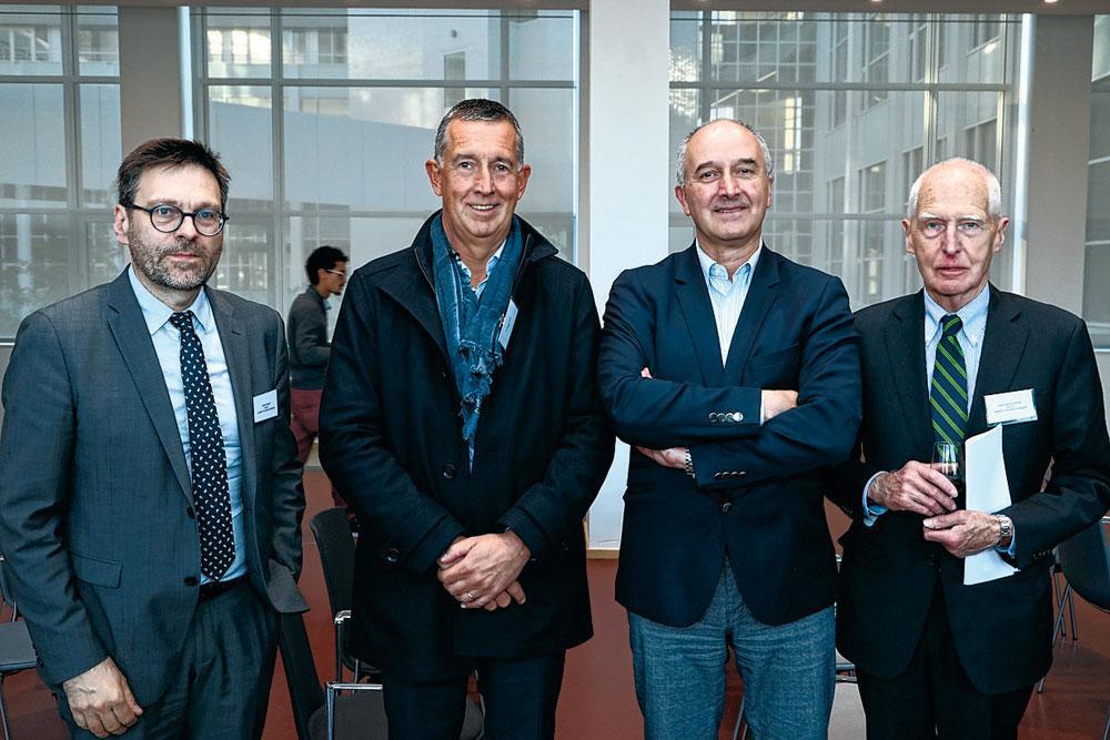 Marc Géron et Jean-Marie Rikkers, respectivement avocat et gérant du cabinet Rikkers, entourent Alain Plumier, directeur de l'Espace financier de Liège chez CBC, et Alain Delatte, président du Forum financier de Liège.
