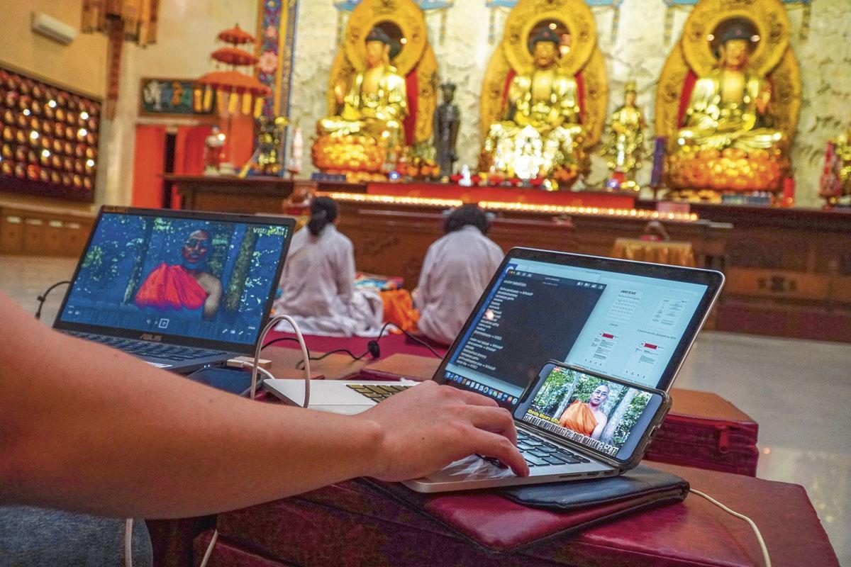 Streaming en ligne de la célébration de la fête de Vesak, dans un temple à Bali pour cause de Covid-19. Le confinement a permis à Facebook de franchir la barre des 3 milliards d'utilisateurs mensuels.