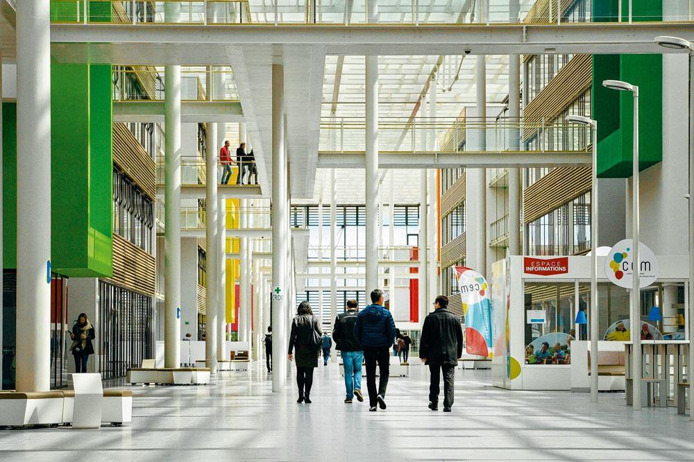 L'entreprise dépense 2,9% de ses revenus en R&D, notamment via son nouveau centre de Ladoux, dans la banlieue de Clermont, entouré de 43 kilomètres de pistes d'essais.