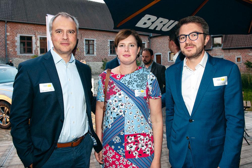 Christophe Pattyn et Cécile Eliard, administrateurs délégués de Pattyn Automobiles, et Vincent Muntz, senior account manager à la Banque J.Van Breda & C°.