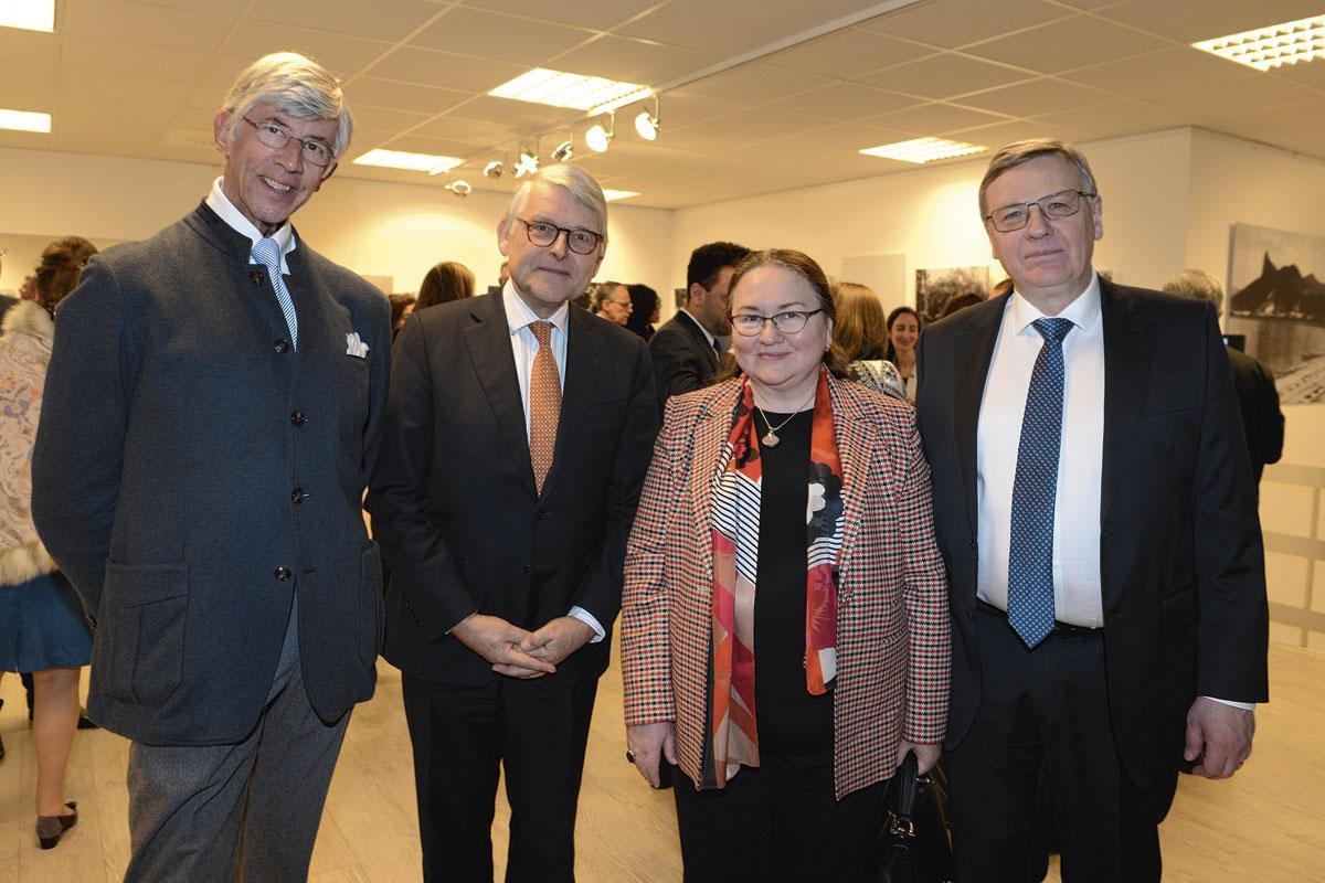 Alain De Waele, secrétaire général du Fonds Baillet-Latour, Jacques van Rijckevorsel, président du conseil d'administration des Cliniques universitaires Saint-Luc, et Alexander Tokovinin, ambassadeur de Russie, et son épouse.