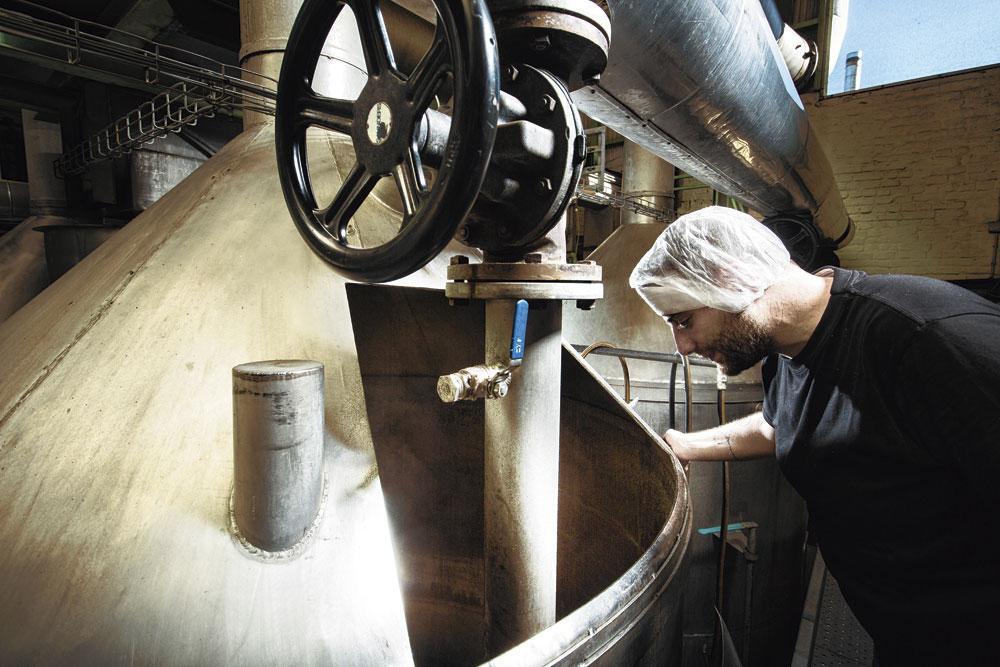 2 Cuisson - La méthode artisanale du sirop de pommes et de poires ne nécessite qu'une cuisson et est encore réalisée