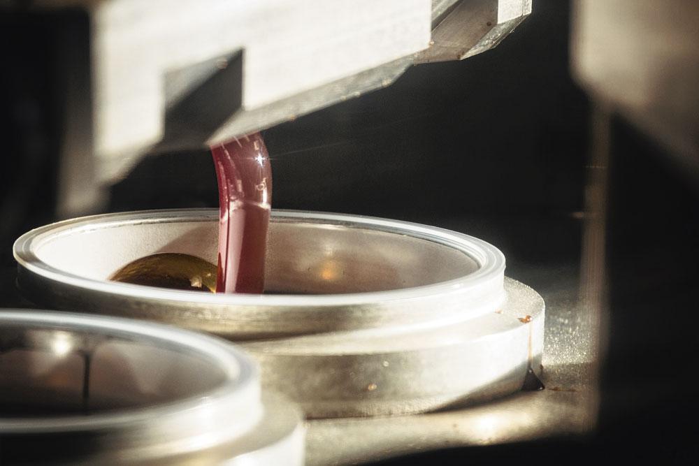 5 Raffinage - Ce n'est qu'à l'étape du raffinage que la recette, calculée par ordinateur, est peaufinée.
