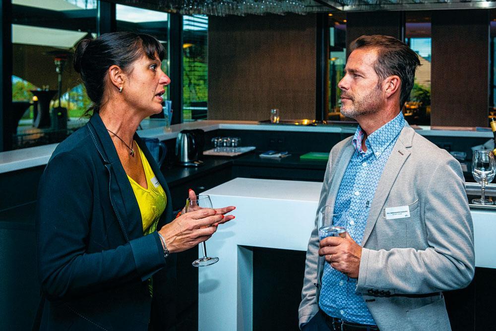 Stéphanie Maurand, architecte-paysagiste chez Les Idées ô Vert, discute avec Eric Vandenkerckhoven, consultant senior chez Scope Invest.