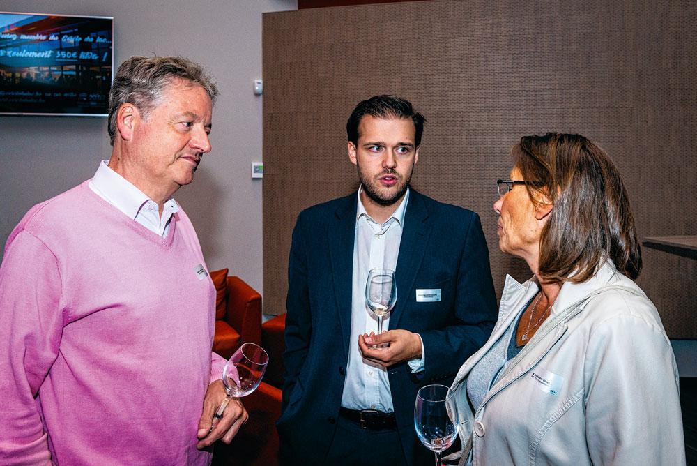 Sébastien Verhaeghe, wealth manager chez CapitalatWork, entouré par Patrick Wolteche et Hilde Van Binst, gérants de H.P. Fire Prevention.