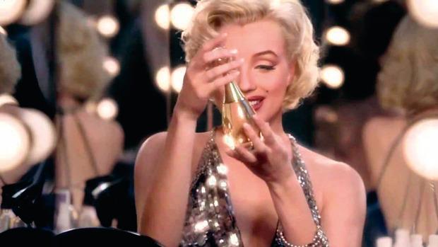  Pour son parfum J'adore, la maison Dior n'a pas hésité à ressusciter la belle Marilyn Monroe qui, dans le même spot publicitaire, côtoie Charlize Theron. 