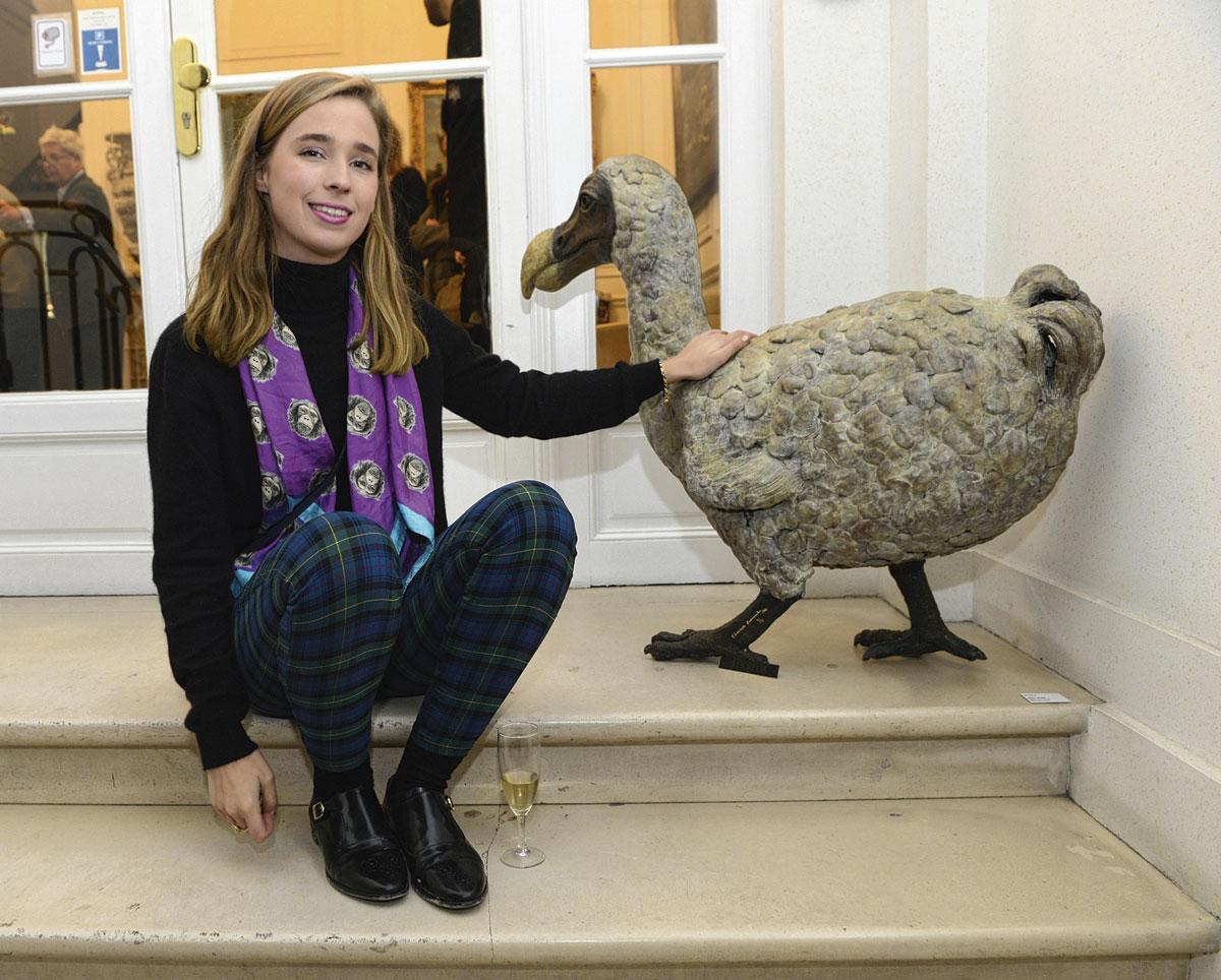 L'artiste Elisabeth Lamarche devant l'une de ses oeuvres, représentant un dodo.
