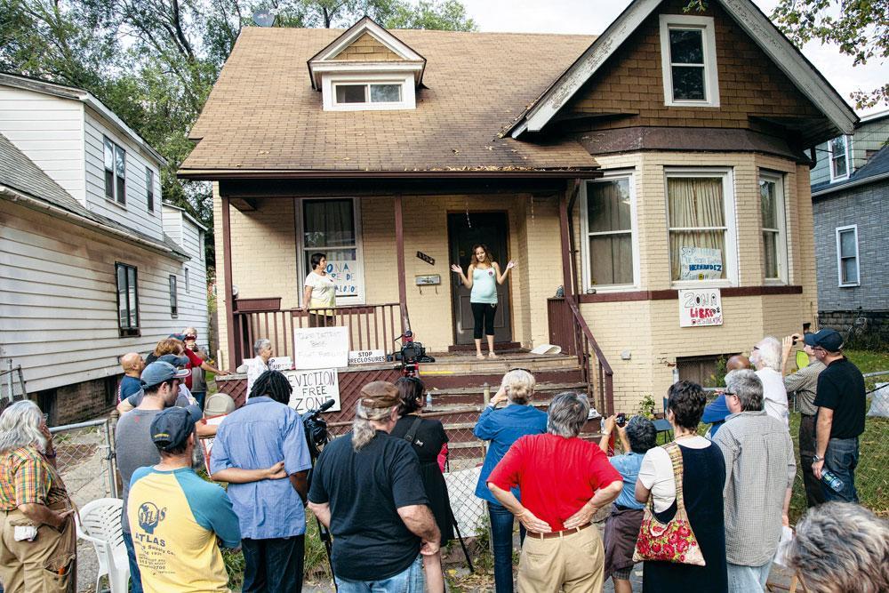A Detroit, Kriscia Hernandez, en retard de paiement, tente d'empêcher la saisie de sa maison avec l'aide de ses voisins (2013).