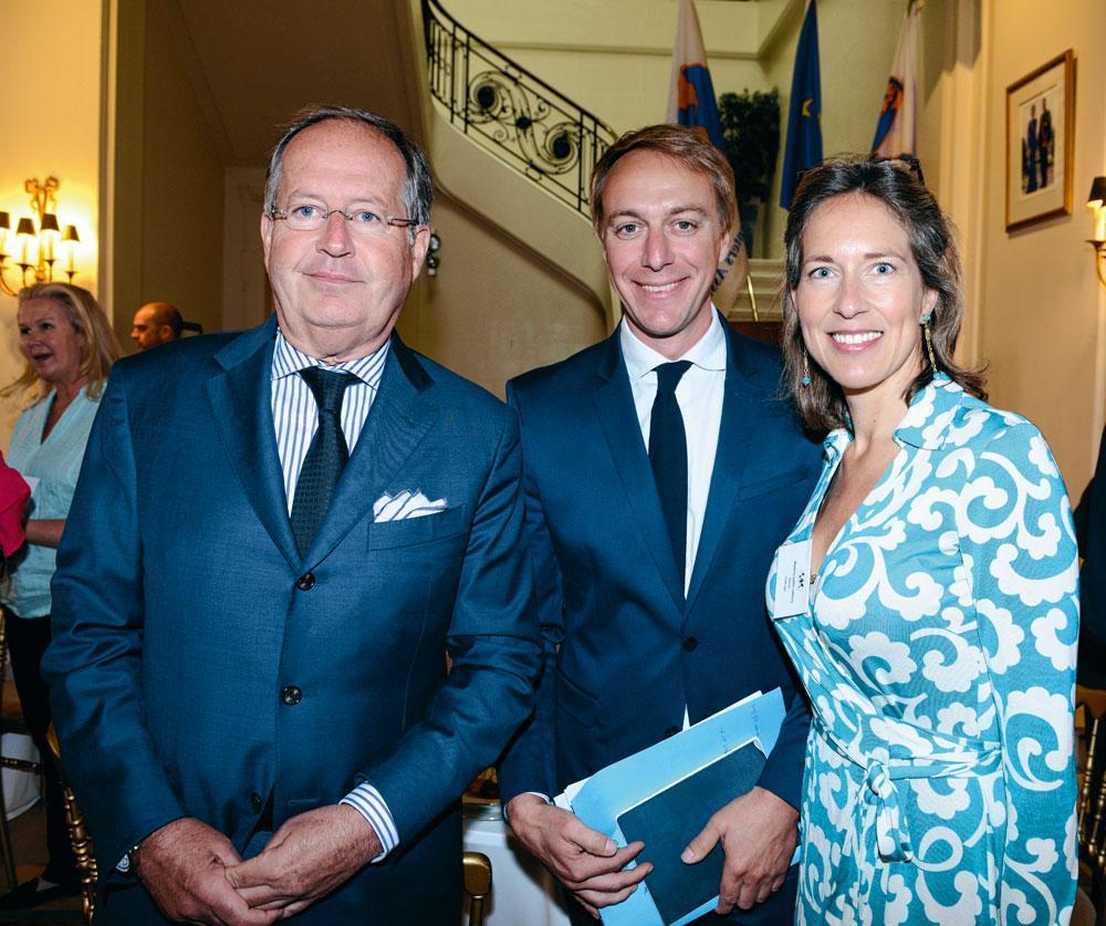 Frédéric Cauderlier, porte-parole du Premier ministre, entouré de Philippe Delusinne, CEO de RTL Belgium, et Gaëlle Lefebvre, gérante de Festi.