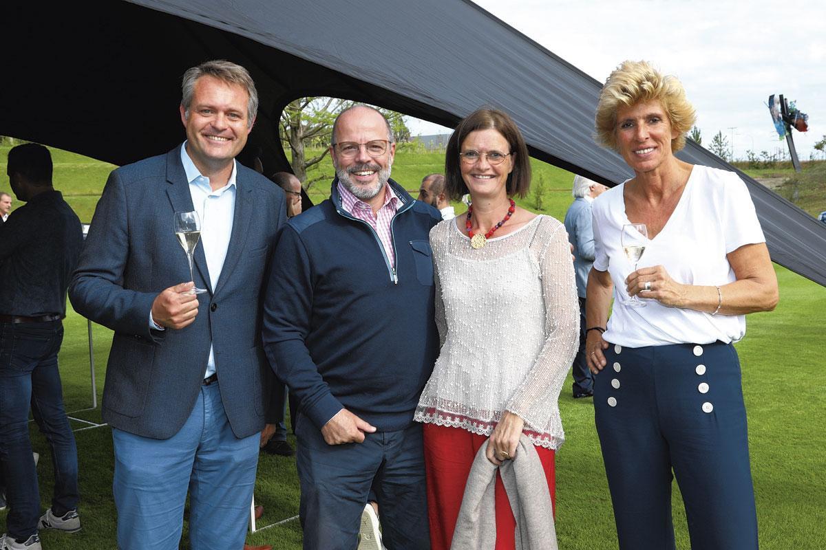 Thomas Desmarets, administrateur délégué de Porsche Centre Liège, Bruno Wattenbergh, ambassadeur de l'innovation chez EY,  et son épouse, et Axelle Andrien, directrice de Laurent Perrier Belgique.