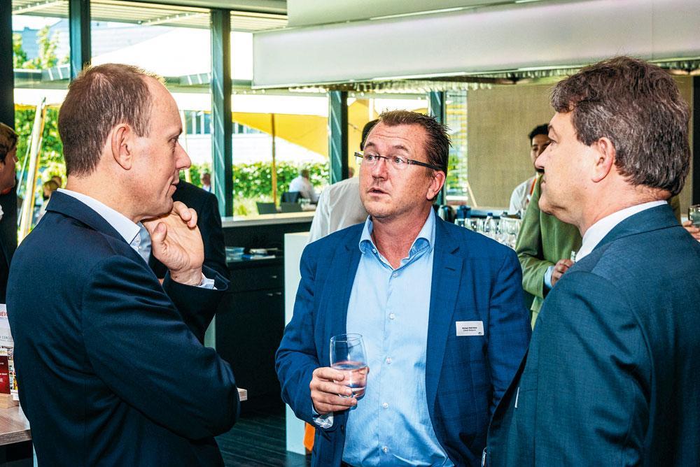 Jef Van In poursuit la discussion avec Michel Peeters, business development manager chez Canon Belgium, et Jo Van Winckel, senior strategic account manager chez Canon Business.