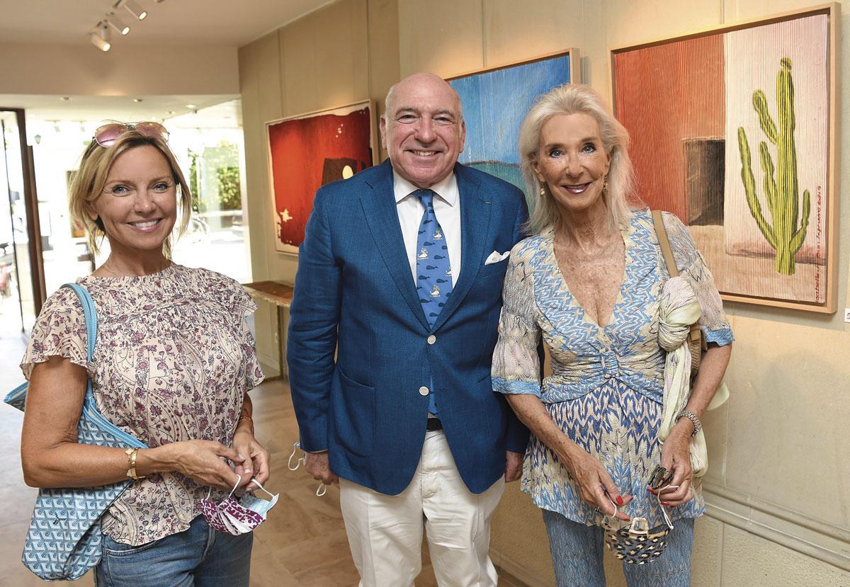 La députée européenne Frédérique Ries en compagnie des galeristes Patrick et Viviane Berko.
