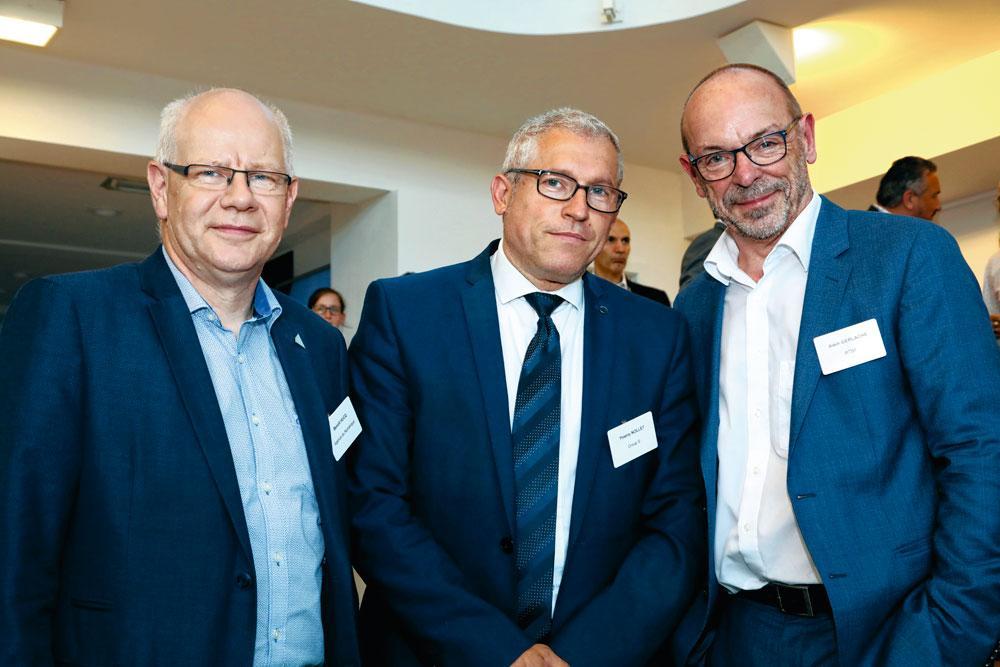 Benoît Hucq, directeur général de l'Agence du numérique, Thierry Nollet, membre de la direction de Group S, et Alain Gerlache, journaliste à la RTBF.