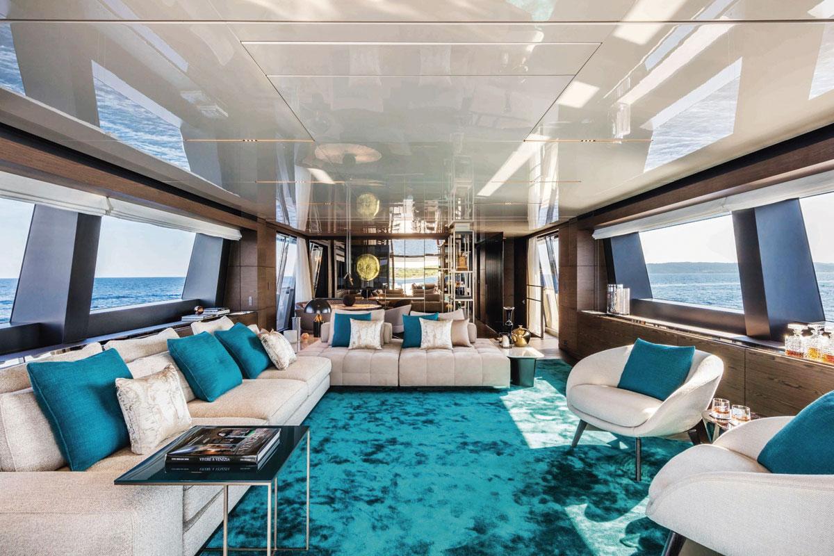 Méga-yacht Custom Line          Les nouveaux modèles font notamment la part belle à la création d'espaces de vie supplémentaires de plus en plus ouverts.