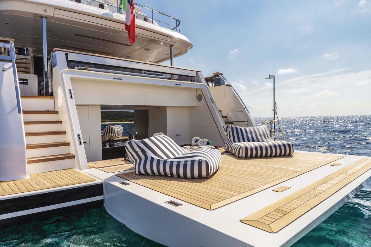Méga-yacht Custom Line          Les nouveaux modèles font notamment la part belle à la création d'espaces de vie supplémentaires de plus en plus ouverts.