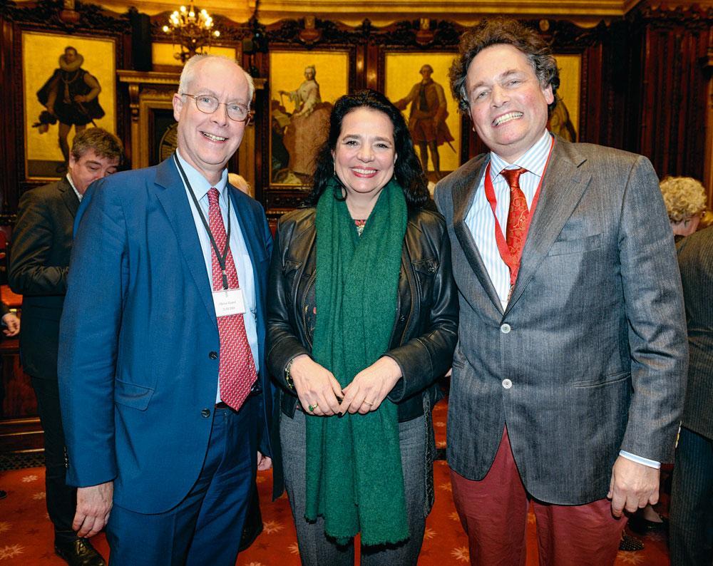 La présidente du Sénat, Christine Defraigne, entourée des organisateurs du séminaire : l'avocat Olivier Hamal et le président de la Fondation d'Arenberg, Léopold d'Arenberg.