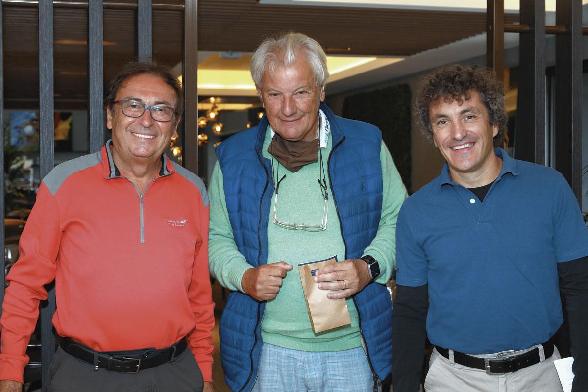 L'ancien ministre Guy Coëme et le comédien Stéphane Delvaux entourent Marc de Limbourg, président d'honneur du Golf du Haras.