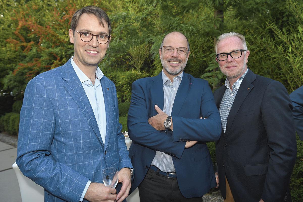 Bruno Wattenbergh, ambassadeur de l'innovation chez EY, entouré de Stéphane Rodenbach et Bernard Van Bellinghen, respectivement general manager de Porsche Centre Brussels et PR manager de Porsche Belgium.