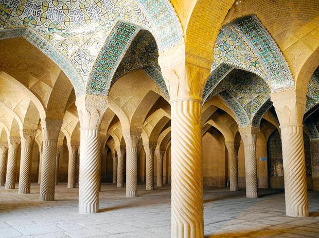 La salle aux 48 colonnes torsadées de la mosuqée E-Vakil, à Shiraz.