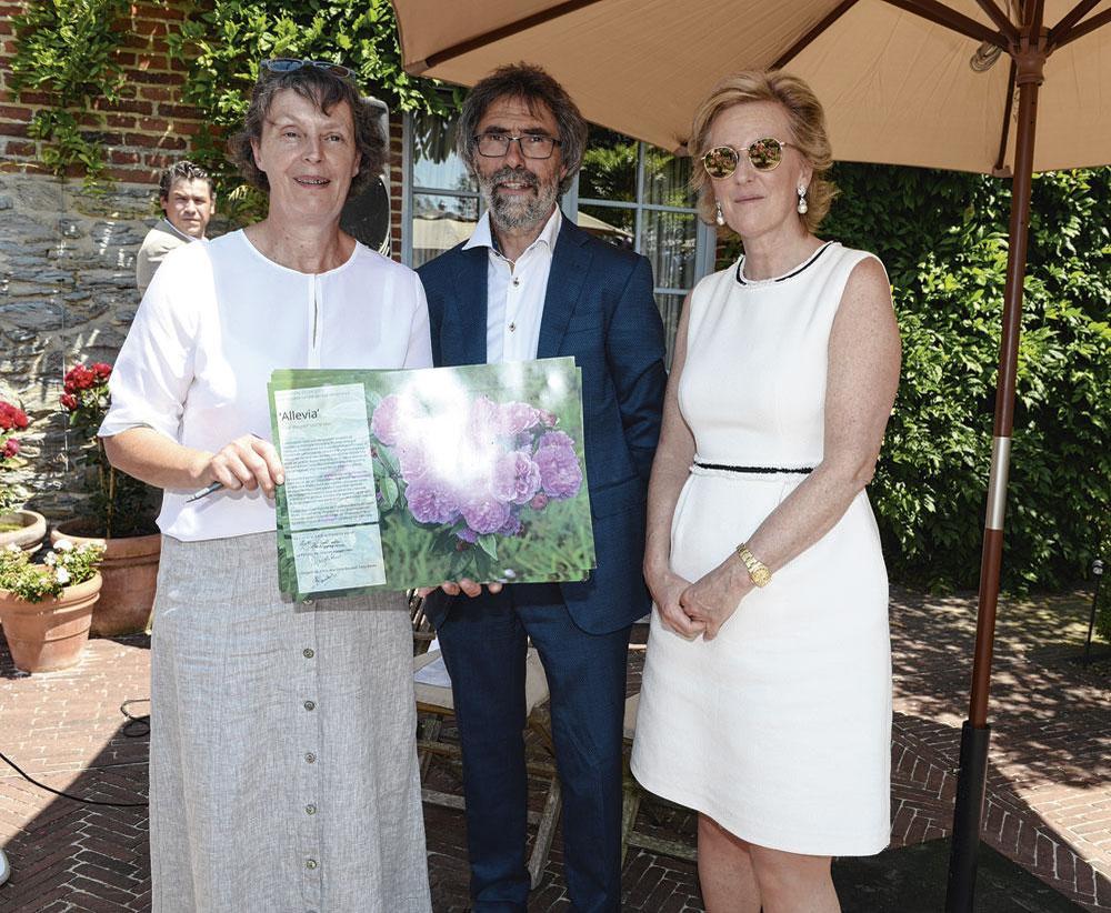 La créatrice de la rose Ann Velle-Boudolf et son époux le pépiniériste Rudy Velle, en compagnie de la princesse Astrid.