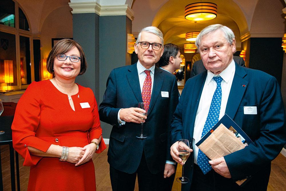 Helena Nolan, ambassadeur d'Irlande, Jacques van Rijckevorsel, président du conseil d'administration de Cofinimmo, et Frans van Daele, ministre d'Etat.