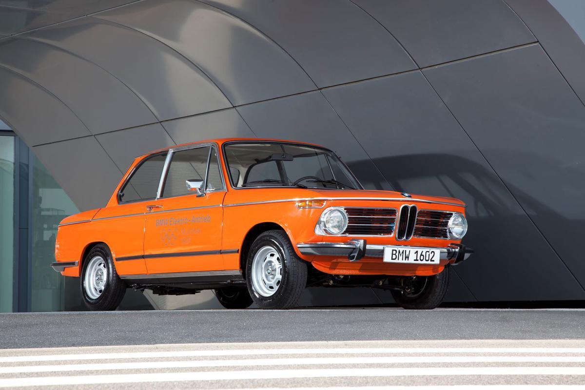 La BMW 1602 e électrique a fait ses débuts lors des Jeux Olympiques de Munich, en 1972.