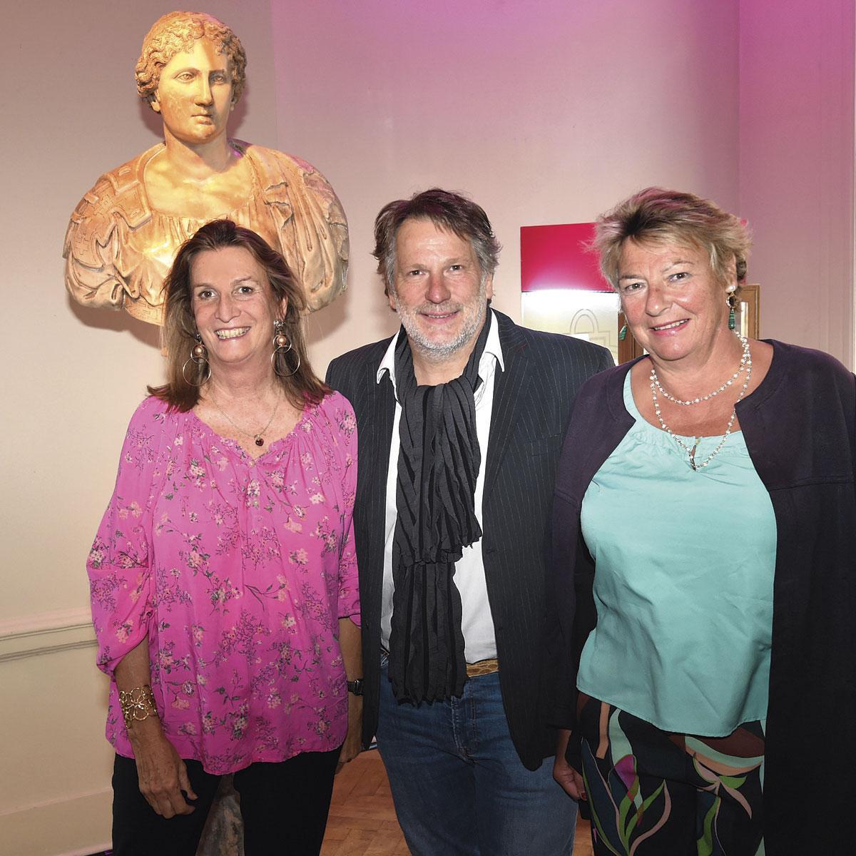 Alain Tholl de l'Enclos, propriétaire de la Maison Roger et animateur télé, entouré de la photographe Violaine le Hardy de Beaulieu et Martine de Crombrugghe, vice-présidente d'1 asbl coaching jeunes.