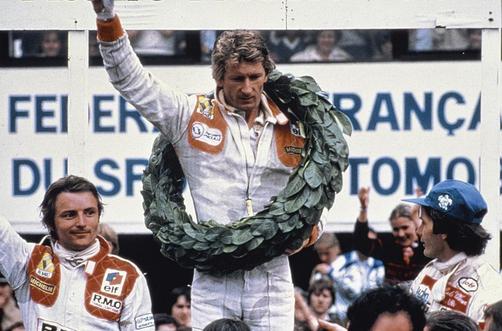 En juillet 1979, Jean-Pierre Jabouille impose la Renault turbo en F1, devant la Ferrari de Gilles Villeneuve et l'autre Renault, pilotée par René Arnoux.