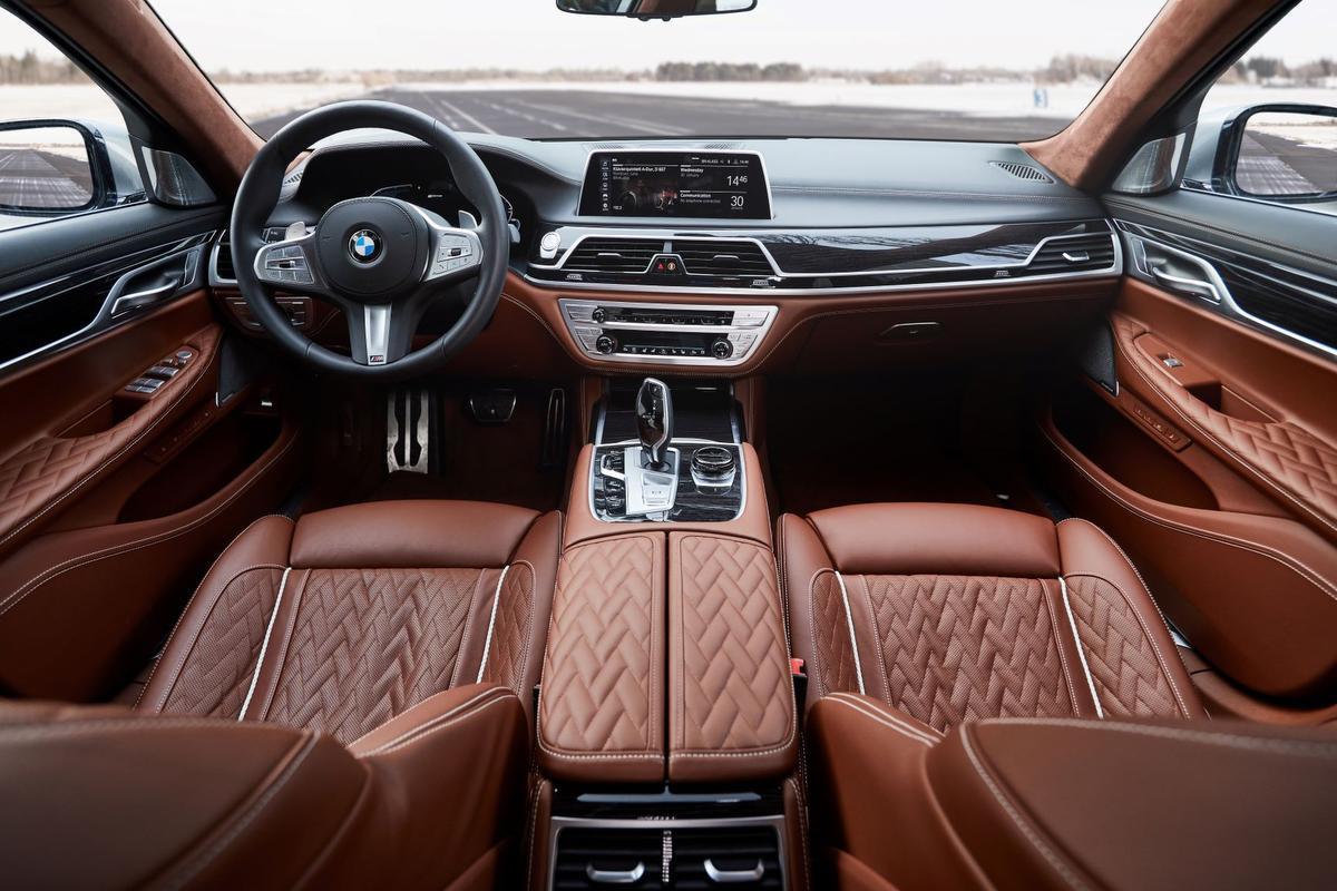 Puissance supérieure, consommation réduite. La BMW 745e associe un puissant moteur électrique à un moteur à essence exceptionnel.