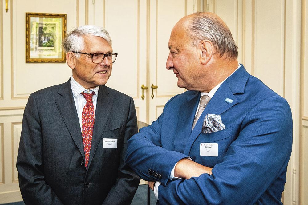 Jacques van Rijckevorsel, président du conseil d'administration de Cofinimmo, poursuit la discussion avec Wouter De Geest.