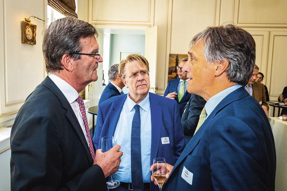 Bernard Gilliot converse avec Christian Terlinden, managing partner de Promiris, sous l'oeil de Martin Kotthaus, ambassadeur d'Allemagne.