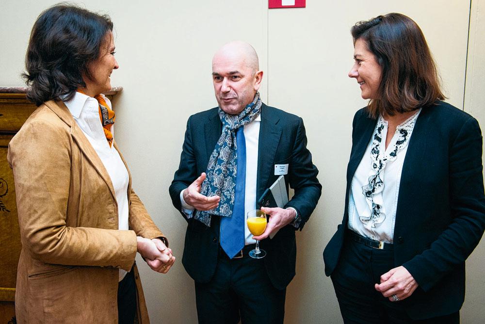Brigitte Chanoine poursuit la discussion avec Jean-Pierre Lutgen, CEO d'Ice Watch et Manager de l'Année sous l'oeil d'Alexandra De Boeck, administrateur délégué du Cercle de Lorraine.