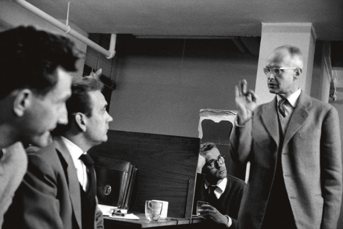 Henri Cartier-Bresson, cofondateur de la coopérative, lors d'une réunion avec les membres en 1959.