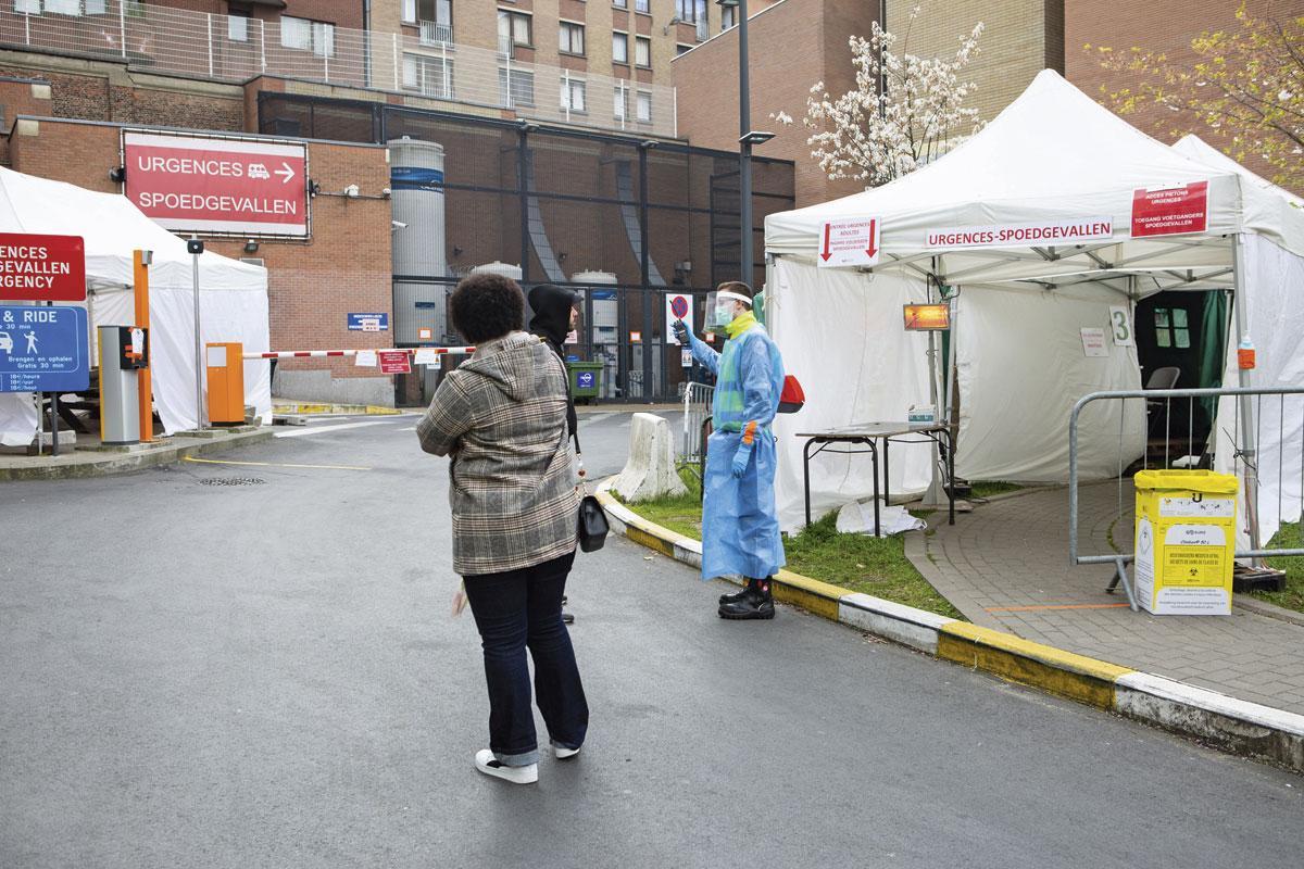Le poste avancé des urgences, érigé devant le bâtiment du CHU, permet d'accueillir 24 patients Covid-19 en même temps.
