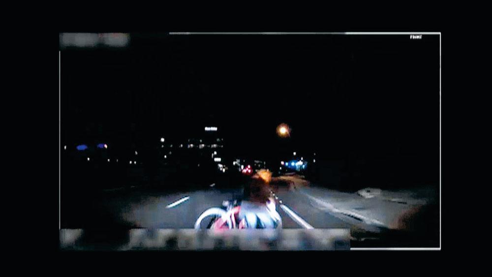 Premier accident mortel causé par une voiture autonome La police de Tempe (Arizona) a publié une vidéo des caméras embarquées dans la voiture d'Uber qui montre les images quelques secondes avant le drame.