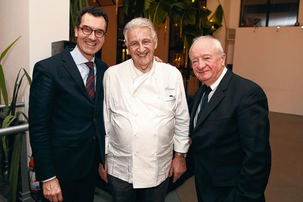 Jean-Pierre Bruneau, entouré de Frédéric Rouvez, CEO d'Exki, et Pierre Iserbyt.