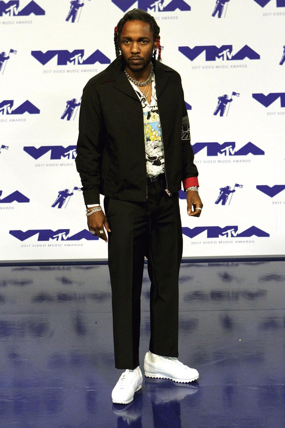 Kendrick Lamar. Après avoir collaboré avec Reebok, le rappeur officie désormais pour Nike en publiant ses photos avec les derniers modèles de baskets Cortez aux pieds.