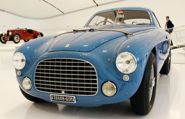 La première Ferrari de route fut la 166. Le véhicule, présenté ici dans sa version barquette (166 MM), disposait d'un moteur 2 litres V12, délivrant de 110 à 150 ch. 