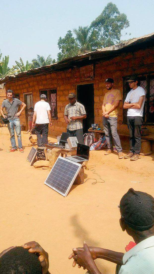 Solarly propose de petites stations solaires destinées à des ménages ou de petits commerces. Elles sont composées d'un panneau solaire rattaché à un boîtier, qui comprend une batterie et un régulateur de charge.