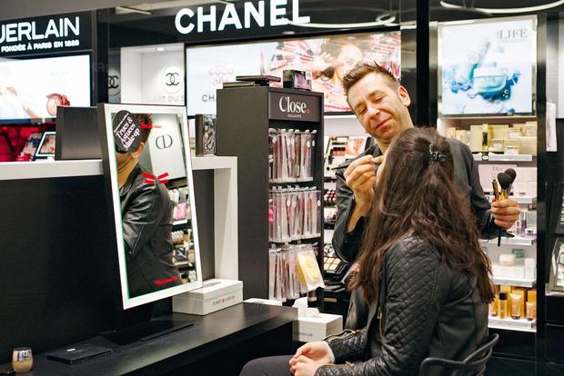  les clients peuvent tester les maquillages en situation réelle dans les boutiques.
