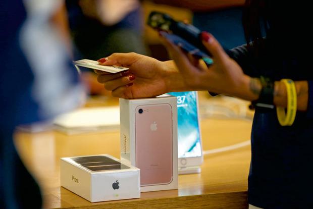 S'il inonde le marché belge avec ses iPhone, iPod ou Mac, le géant à la pomme n'a pas d'entité juridique dans notre pays pour encadrer son commerce.