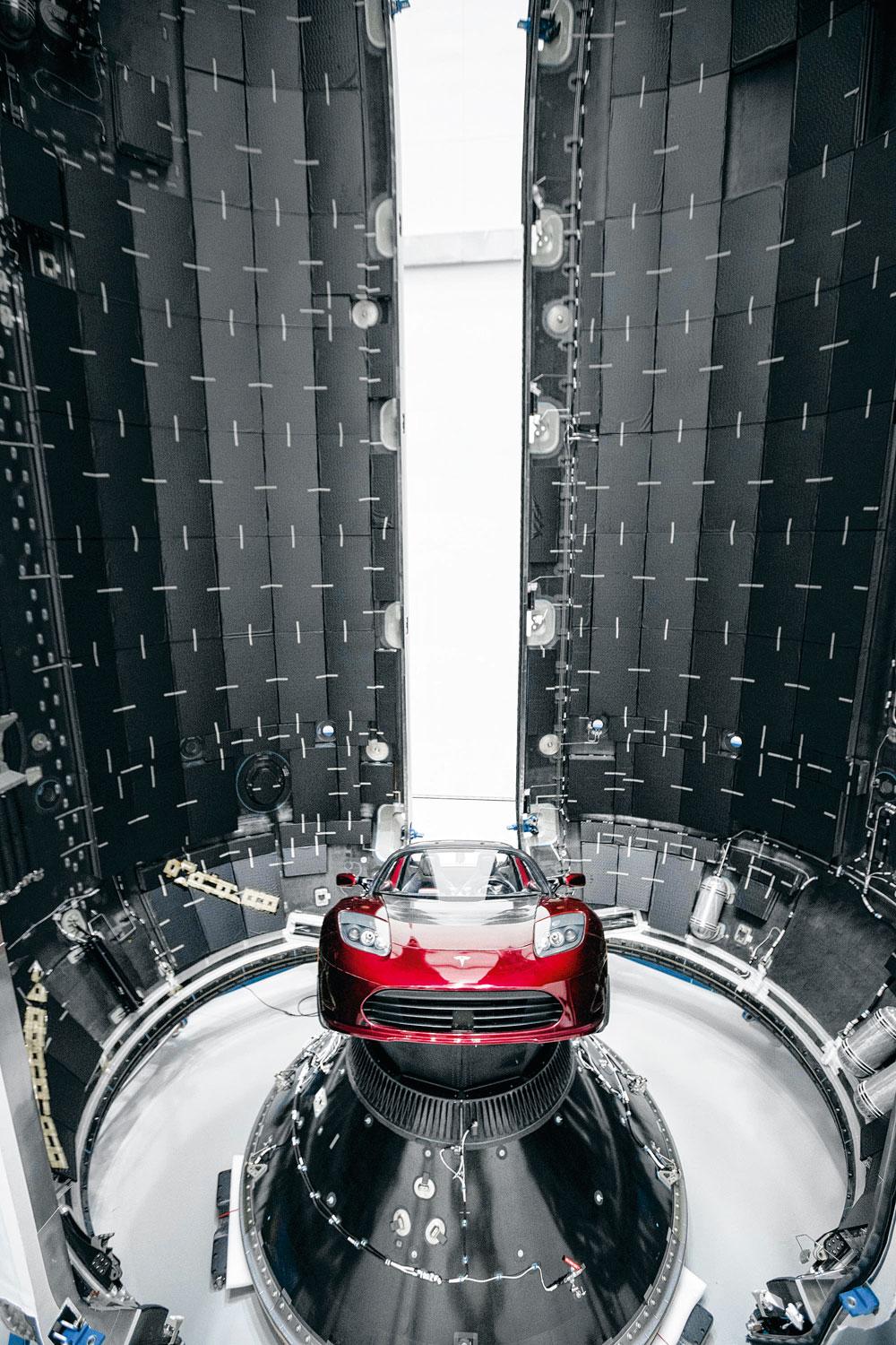 Plutôt que d'utiliser une masse inerte comme charge utile, Elon Musk a préféré installer ce Tesla Roadster au sommet de sa fusée. Si tout ce passe comme prévu, ce bolide électrique se dirigera vers Mars en jouant 