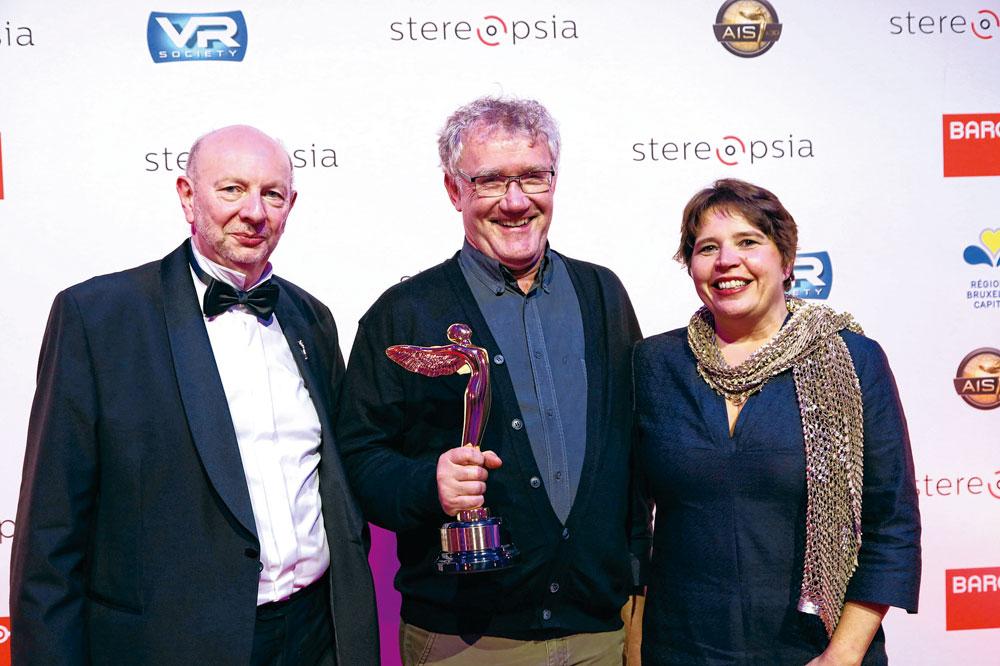 Le réalisateur Ben Stassen du studio bruxellois nWave et lauréat d'un Lumière Award pour Bigfoot Junior, entouré d'Alain Gallez, coorganisateur de Stereopsia et Cécile Jodogne, secrétaire d'Etat à la Région bruxelloise.