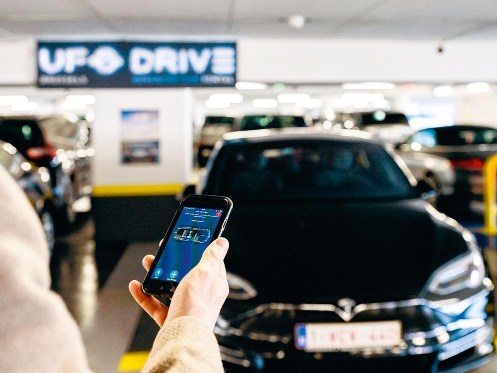 L'application ufodrive permet de s'inscrire, réserver, payer, trouver et ouvrir la voiture.