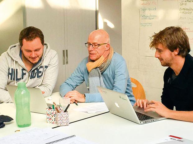 Luc Pire (au centre), est un des experts recrutés par Venture Lab pour coacher les jeunes.