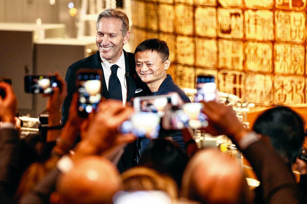 Howard Schultz et le patron Alibaba Jack Ma en décembre 2017 lors de l'inauguration de la Reserve Roastery de 2.700 m2 à Shanghai. Cet été, Starbucks et le géant chinois ont annoncé un accord visant à faciliter les commandes sur Internet.